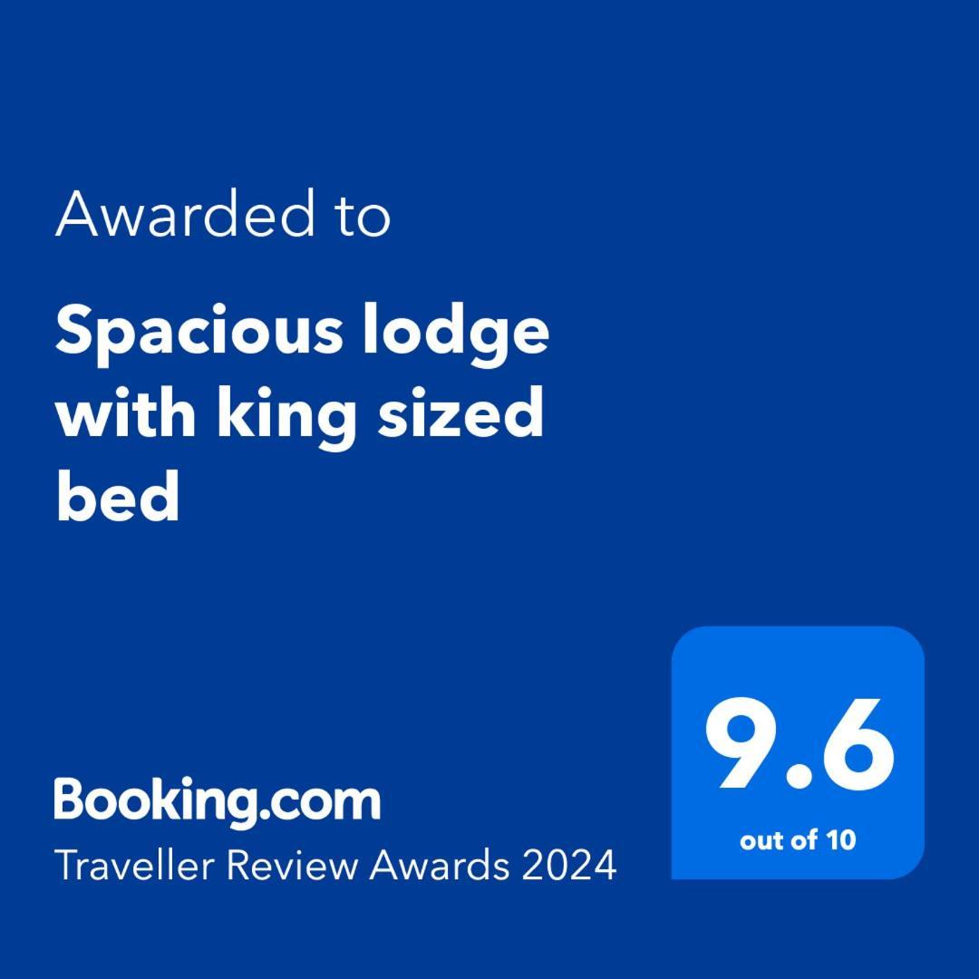 Spacious Lodge With King Sized Bed อินเวอเรรี ภายนอก รูปภาพ
