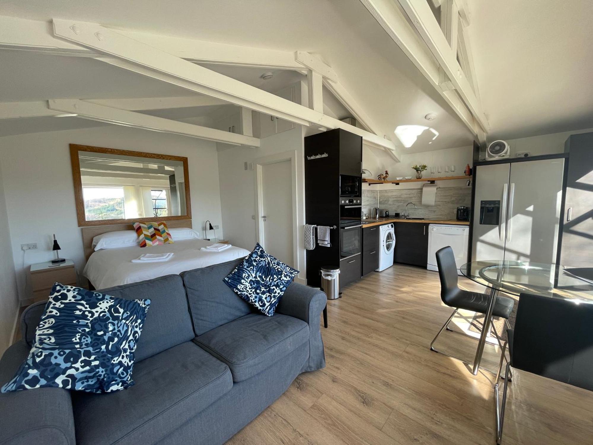 Spacious Lodge With King Sized Bed อินเวอเรรี ภายนอก รูปภาพ